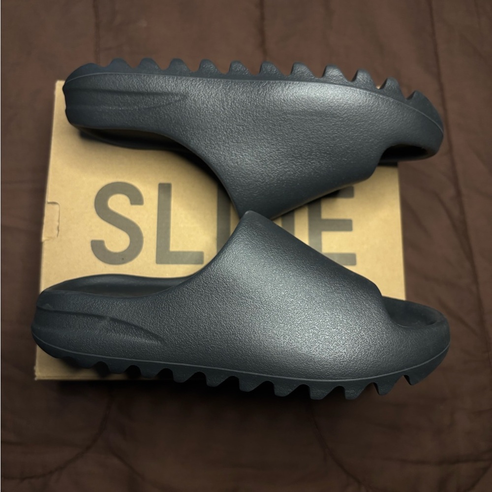Yeezy Adidas slides in “ONYX”